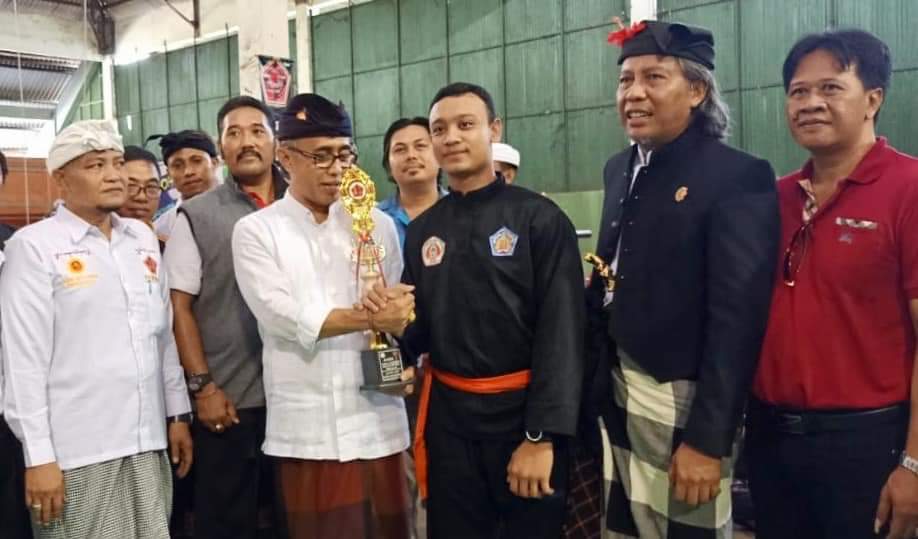 Wakil Walikota Denpasar, IGN Jaya Negara foto bersama usai menyerahkan piala kepada Juara Umum Kejuaraan Pencak Silat Kertha Wisesa